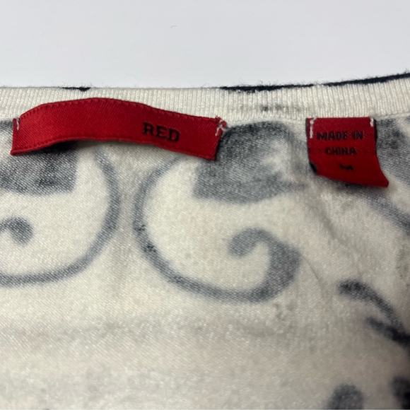 Black and White floural Patterned double zipper Sweater - Picture 5 of 9